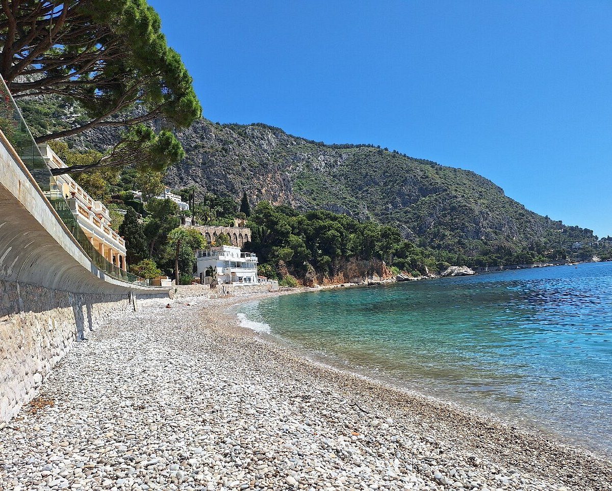 The beach at the bottom of Èze
